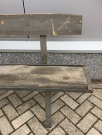 Oude bank met metalen onderstel