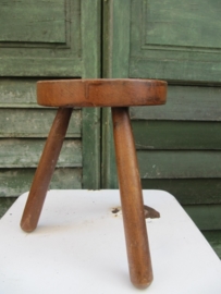 Frans brocante houten driepoots krukje.