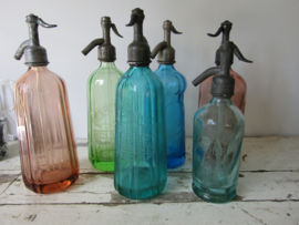 Oude kleine spuitfles met opdruk 1/2 liter