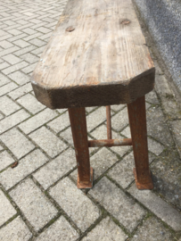 Oude bank met metalen onderstel