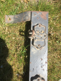 Oude lange metalen kapstok met cijfers