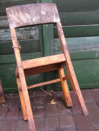Heel oud klein houten stoeltje