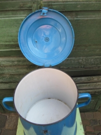 Brocante grote blauwe emaille voorraadpot