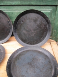 Pastry dish form.