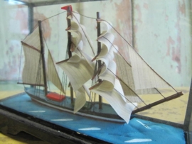 Scheepje in metalen vitrine