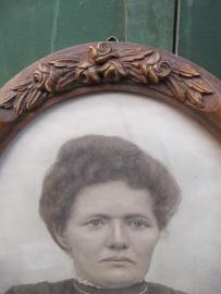 Brocante ovale lijsten met glas en oude portret-tekening set van 2