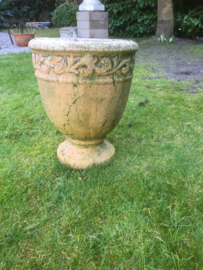 Brocante terracottapot op voet