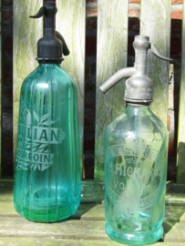 Oude kleine spuitfles met opdruk 1/2 liter