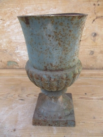 Brocante gietijzeren tuinvaas apart model zonder rand