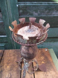 Oude metalen kandelaar met houten bol