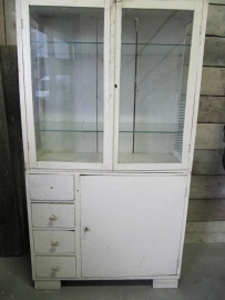 Oude witte apothekerskast