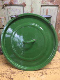Grote groene emaille ketel met deksel