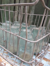 Verzinkte krat met 1/2 liter soepflesjes