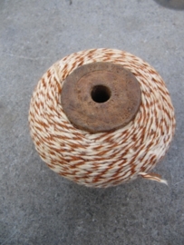 Oude brocante houten klos met wol