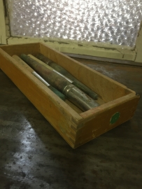 Oud bakje met 5 oude kwasten