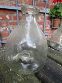 Oude glazen wespenvanger