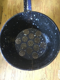 Brocante emaille vergiet met steel