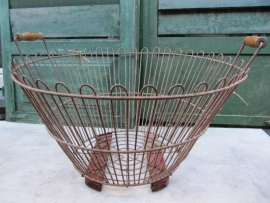 Brocante metal basket with two wooden handles.