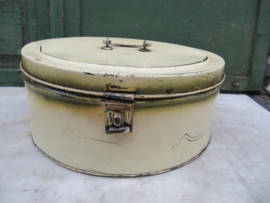 Old brocante round flan tin cream color