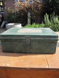 Brocante green metal box with two handles