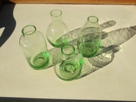 Set van 4 groene oude vaasjes