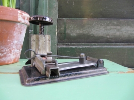 Antieke nietmachine