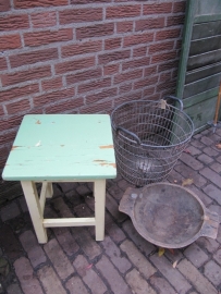 Oud boeren krukje geel met groene zitting