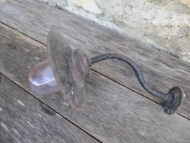 Antieke Franse stal- of buitenlamp met gietijzeren voet