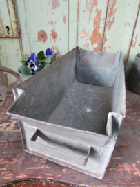 Oud zinken bakje