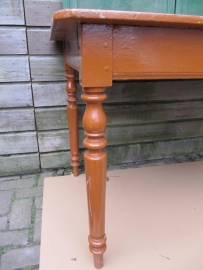 Leuke brocante Franse tafel met oranje onderstel en lade