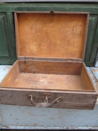 Oude houten kist met handvat
