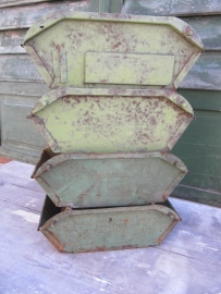 Brocante metalen fabrieks stapel bakje