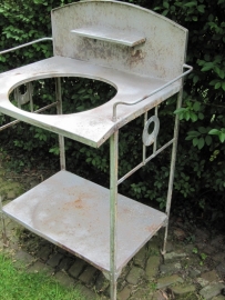 Metalen oude brocante wastafel