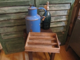 Oud houten brocante bakje met vakverdeling.