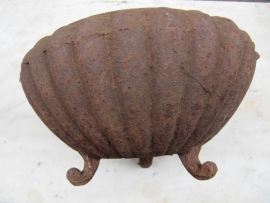 Brocante Frans gietijzeren plantenbakje op pootjes