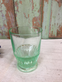 Brocant groen glaasje op voet