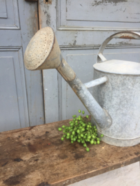 Oude robuuste zinken gieter