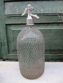 Oude spuitfles van 2 liter met gaas