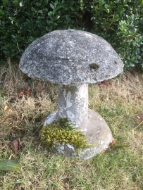 Oude Franse betonnen paddenstoel