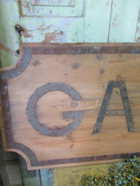 Houten bord "Gare" met metalen letters
