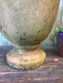 Brocante terracottapot op voet