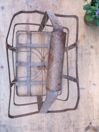 Oud metalen flessenrek