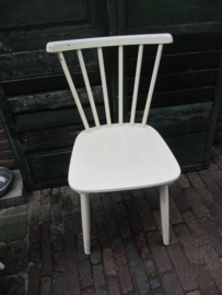 Leuke oude geverfde houten stoel