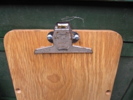 Oud houten schrijfbord met klem.