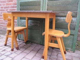 Vintage rechthoekig houten kinder schooltafeltje + 2 stoeltjes