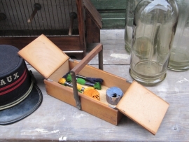 Nice little brocante sewing box with accessories