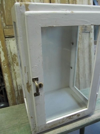 Oud kastje met glas