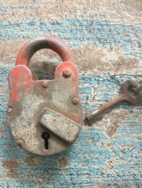 Ijzeren hangslot met sleutel