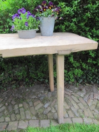 Oude brocante slagerstafel