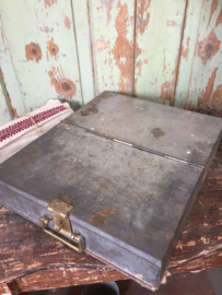 Oude metalen kist/geldlade